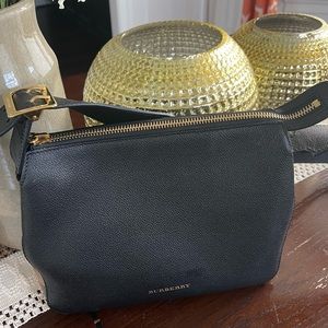 Burberry halmsley hay market leather crossbody!